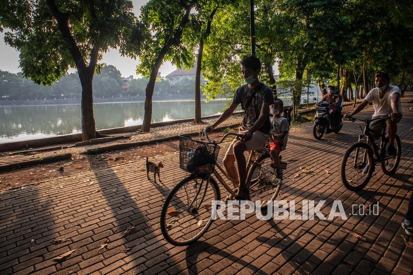 Warga bersepeda di kawasan Perkampungan Budaya Betawi Setu Babakan, Jagakarsa, Jakarta Selatan, Ahad (5/9/2021). 