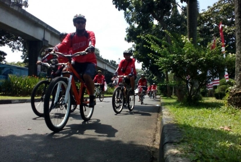 Warga bersepeda di kawasan TMII