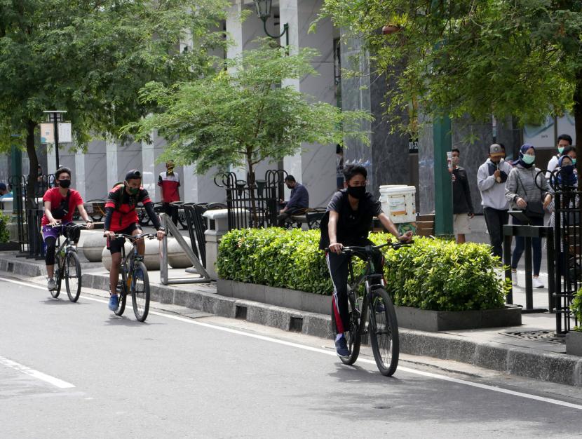 Warga bersepeda di tengah pandemi Covid-19.