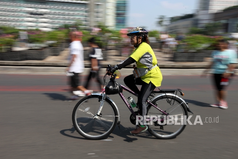   Warga bersepeda saat mengikuti Hari Bebas Kendaraan Bermotor di Bundaran HI, Jakarta Pusat, Ahad (8/5).