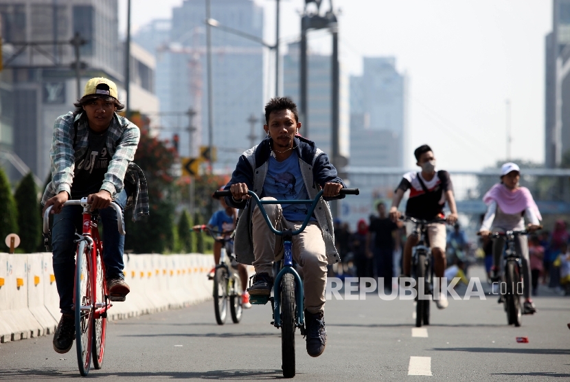Warga bersepeda saat mengikuti Hari Bebas Kendaraan Bermotor di Bundaran HI, Jakarta Pusat, Ahad (8/5). (Republika/Rakhmawaty La'lang)