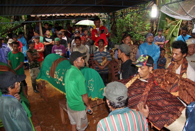 Warga bersiap memakamkan jenazah korban longsor di Desa Kalijati, Kabupaten Pangandaran, Jawa Barat, Sabtu (7/10). Akibat hujan deras yang mengguyur Kabupaten Pangandaran mengakibatkan empat orang tewas tertimbun tanah longsor. 