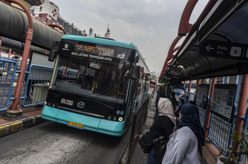 Warga bersiap menaiki Bus Listrik Transjakarta di Terminal Blok M, Jakarta. (Ilustrasi)