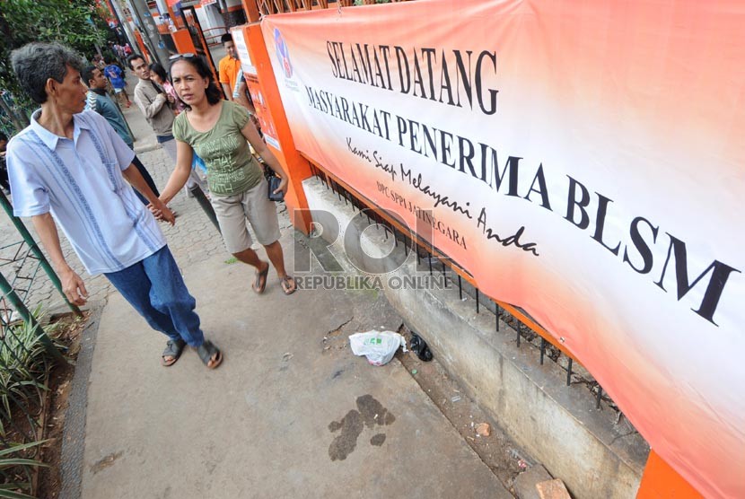 Warga bersiap mengambil uang Bantuan Langsung Sementara Masyarakat (BLSM) di Jakarta, Sabtu (22/6).  (Republika/Aditya Pradana Putra)
