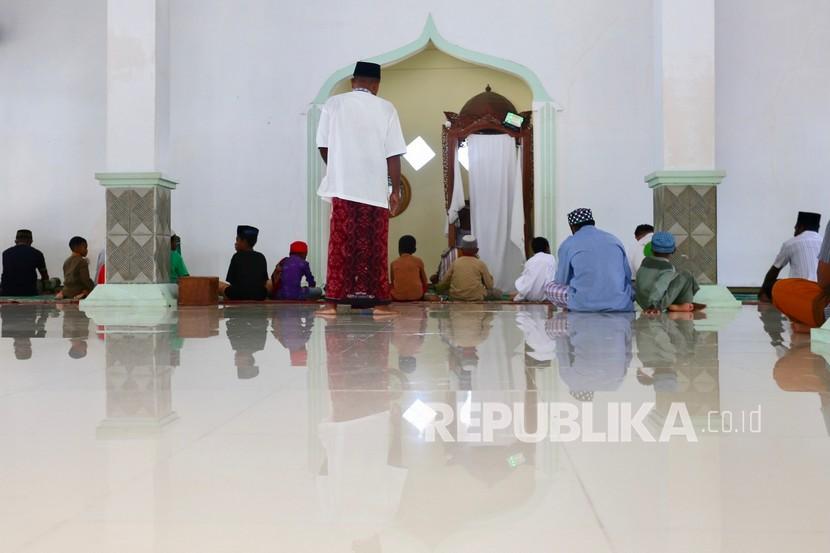 Warga bersiap menjalankan shalat Jumat di Masjid Darussalam di Pulau Namatota, Kaimana, Papua Barat, Jumat (18/3/2022). 