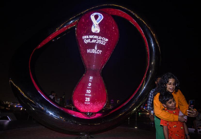 Warga berswafoto di sekitar lokasi Jam Hitung Mundur Piala Dunia Qatar 2022 di Doha, Qatar, pada 20 Oktober 2022. Penyanyi Irak, Rahma Riad bersama artis dunia lainnya baru-baru ini merilis lagu “Light The Sky” sebagai lagu resmi Piala Dunia FIFA Qatar 2022, piala dunia pertama yang diselenggarakan di dunia Arab.