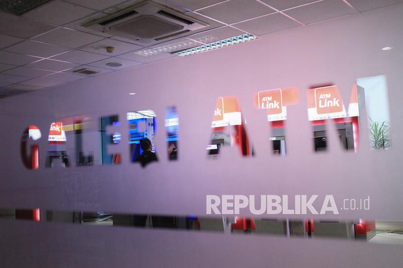 Warga bertansaksi melalui mesin anjungan tunai mandiri (ATM) di Galeri ATM Stasiun KA Juanda, Jakarta. Otoritas Jasa Keuangan (OJK) mencatat penyaluran kredit perbankan sebesar Rp 6.159,33 triliun pada Juli 2022. Adapun realisasi ini menurun sebesar Rp 17,54 triliun dibandingkan periode sama tahun sebelumnya.