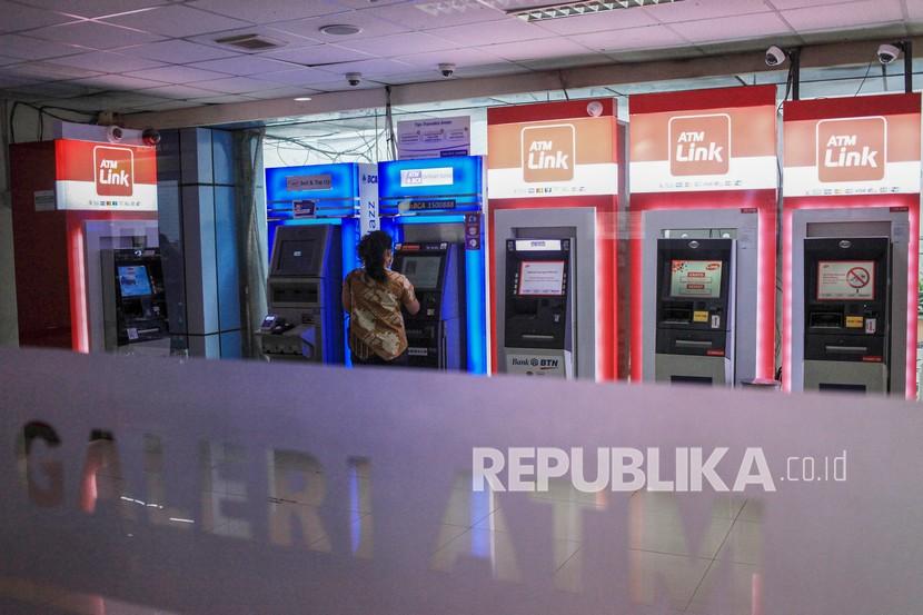Warga bertansaksi melalui mesin anjungan tunai mandiri (ATM). Statistik Sistem Pembayaran dan Infrastruktur Pasar Keuangan Indonesia (SPIP) Bank Indonesia mencatat volume dan nilai  transaksi di ATM dan debit mengalami penurunan pada Mei 2022.