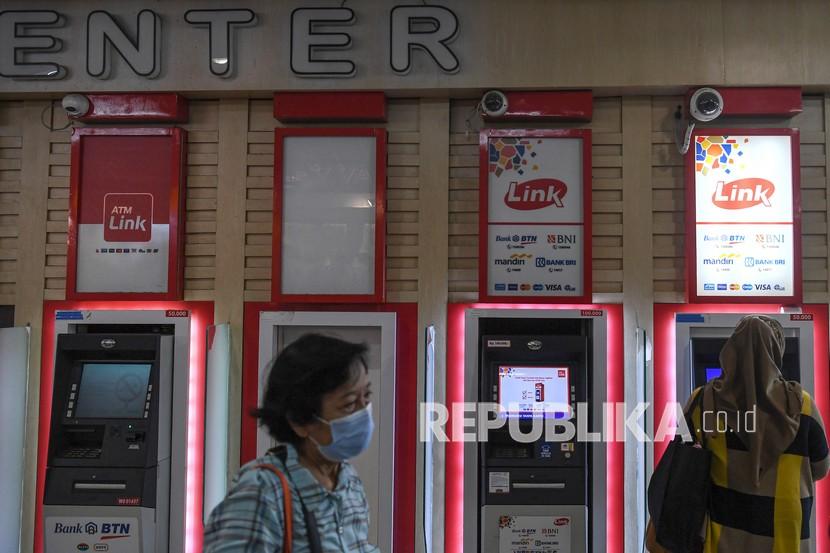 Warga bertransaksi di ATM Link Himbara, Pasar Tanah Abang, Jakarta Pusat, Rabu (2/6/2021). Bank pelat merah sukses mencetak laba pada 2022 sekaligus menegaskan proses pemulihan dari efek pandemi Covid-19.