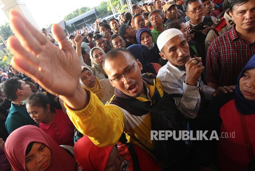 Warga berunjuk rasa di kantor Dinas Pendidikan Kota Surabaya, Jawa Timur, Kamis (20/6). Mereka memprotes kebijakan Sistem Penerimaan Peserta Didik Baru (PPDB) berdasarkan zonasi.