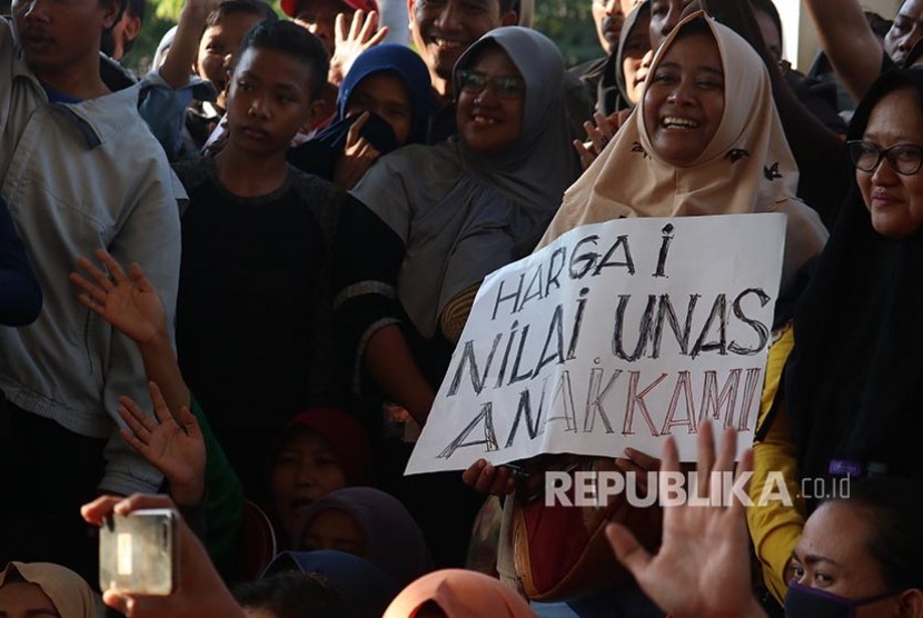 Warga berunjuk rasa di kantor Dinas Pendidikan Kota Surabaya, Jawa Timur, Kamis (20/6/2019). Mereka memprotes kebijakan Sistem Penerimaan Peserta Didik Baru (PPDB) berdasarkan zonasi.