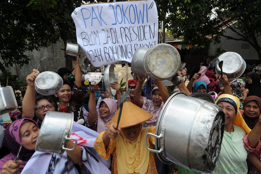 Warga berunjuk rasa menolak pencalonan Gubernur DKI Jakarta Jokowi sebagai presiden di Rangkapan Jaya, Pancoran Mas, Depok, Jawa Barat, Selasa (18/3). (Republika/Aditya Pradana Putra)