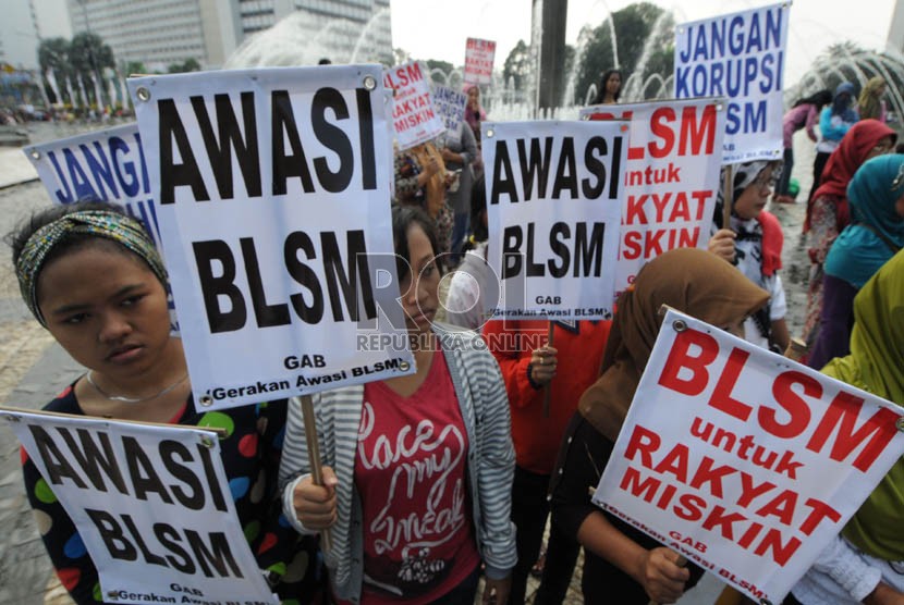 Warga berunjuk rasa menuntut pengawasan penyaluran bantuan langsung sementara masyarakat (BLSM) di Bundaran Hotel Indonesia (HI),Jakarta, Ahad (23/6).   (Republika/Aditya Pradana Putra)