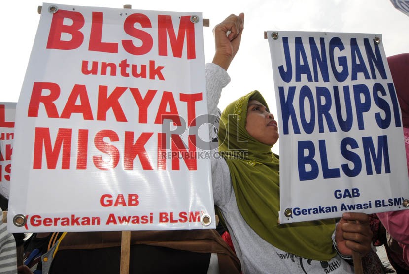   Warga berunjuk rasa menuntut pengawasan penyaluran bantuan langsung sementara masyarakat (BLSM) di Bundaran Hotel Indonesia (HI),Jakarta, Ahad (23/6).   (Republika/Aditya Pradana Putra)
