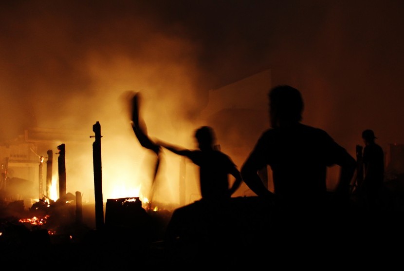 Warga berusaha memadamkan api saat terjadi kebakaran rumah dan indekos di Kecamatan Tamalate, Makassar, Sulawesi Selatan, Sabtu (31/10)