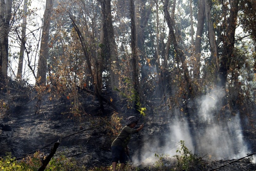 Warga berusaha memadamkan api yang membakar kawasan hutan di Desa Bili-Bili, Kecamatan Bontomarannu, Kabupaten Gowa, Sulawesi Selatan, Kamis (1/10). 