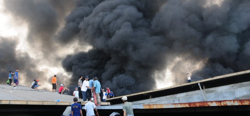 Warga berusaha memadamkan api yang membakar sebuah gudang pabrik plastik di Gang Semut RT 5 RW 3 Kapuk, Cengkareng, Jakarta Barat, Senin (13/22). (Republika/Aditya Pradana Putra)