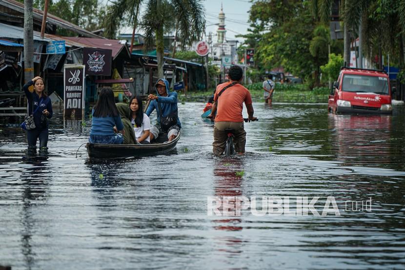 Badan Penanggulangan Bencana Daerah (BPBD) Kabupaten Aceh Utara menyatakan, banjir melanda enam kecamatan di kabupaten itu kini mulai surut.