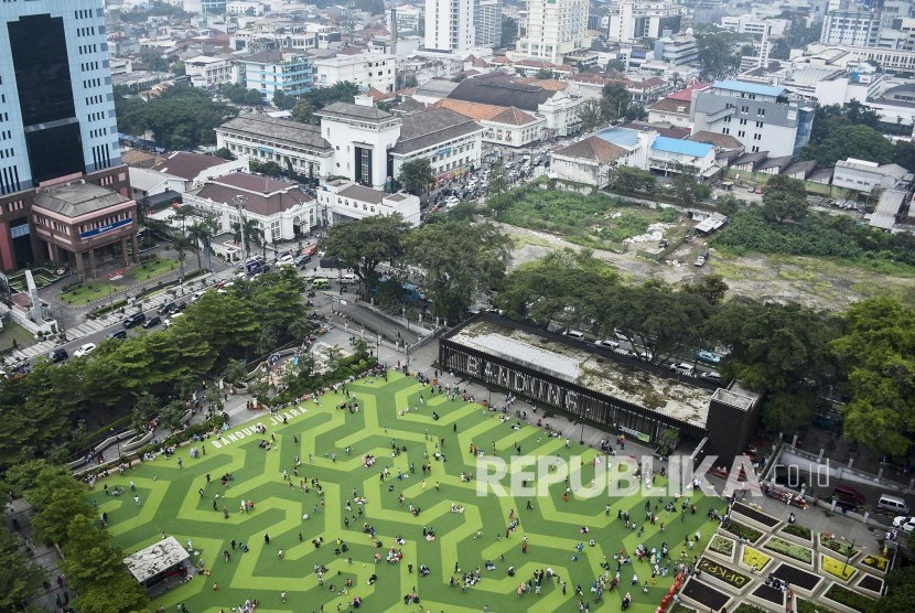  Pemkot Bandung akan merevitalisasi seke yang ada di perkotaan. FOTO: Warga berwisata di Alun-alun kota Bandung, Kota Bandung, Sabtu (20/4).