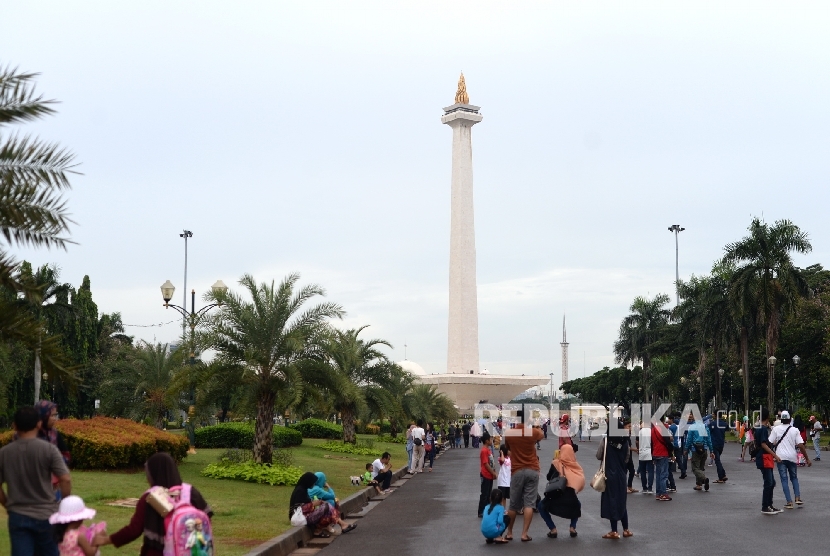 Warga berwisata di kawasan Monumen Nasional, Jakarta, Kamis (5/5).  (Republika/Wihdan Hidayat)