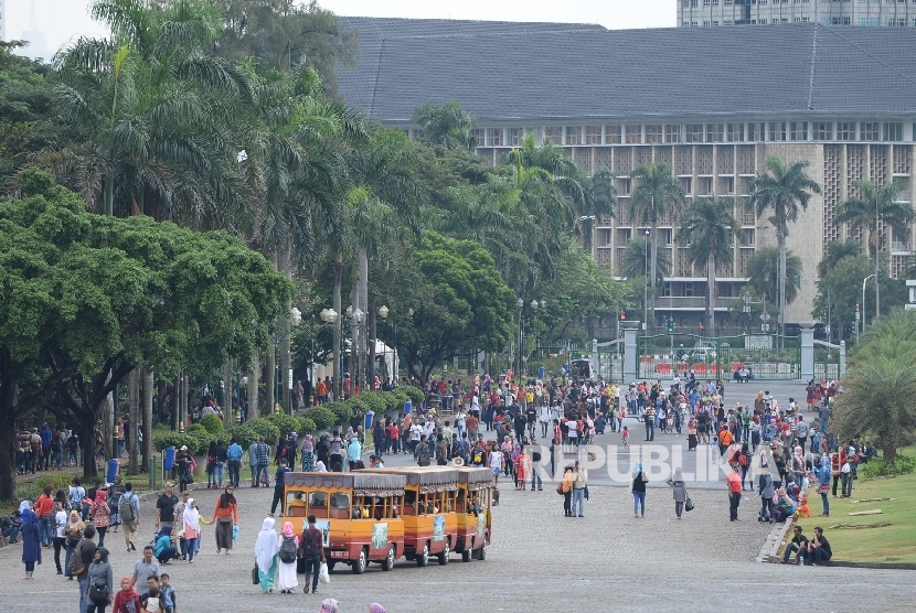 Warga berwisata di kawasan Monumen Nasional, Jakarta, Kamis (5/5).  (Republika/Wihdan Hidayat)