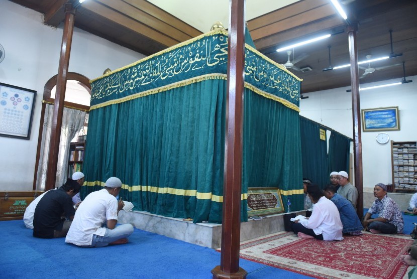 Warga berziarah di makam Habib Husein bin Abubakar Alaydrus di dalam Masjid Keramat Luar Batang di Kawasan Penjaringan, Jakarta, Jumat (1/4). 