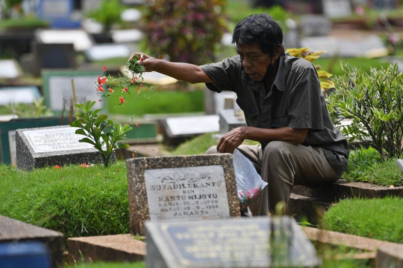 Warga berziarah di makam keluarganya di tempat pemakaman umum (TPU) Karet Kebembem, Tanah Abang, Jakarta, Selasa (29/3/2022). Banyak warga yang melakukan ziarah kubur menjelang bulan Ramadhan.