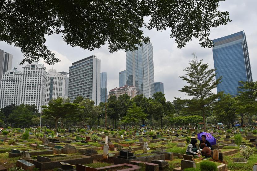 Warga berziarah di makam keluarganya di tempat pemakaman umum (TPU) Karet Kebembem, Tanah Abang, Jakarta, Selasa (29/3/2022). Tujuh Cara Melembutkan Hati yang Keras