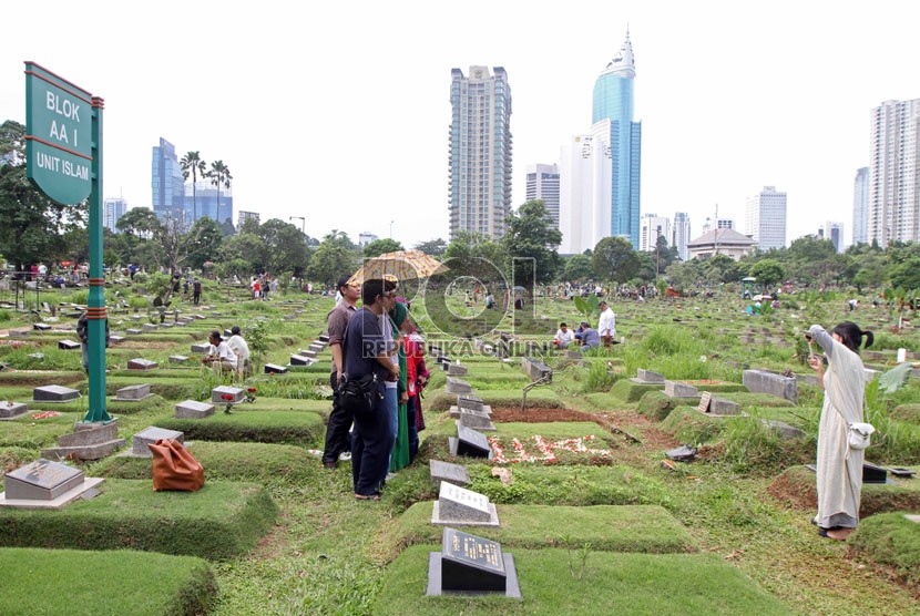 Warga berziarah ke makam kerabat mereka di Tempat Pemakaman Umum (TPU) Karet Bivak, Jakarta, Senin (28/7). (Republika/Adhi Wicaksono)