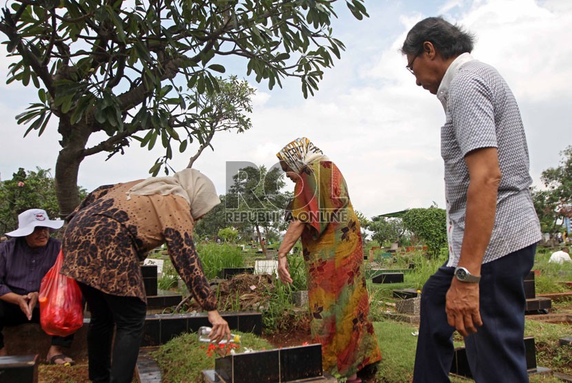  Warga berziarah ke makam kerabat mereka di Tempat Pemakaman Umum (TPU) Karet Bivak, Jakarta, Senin (28/7). (Republika/Adhi Wicaksono)