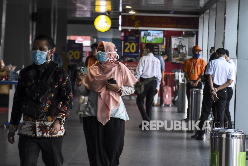 Warga beserta karyawan mengenakan masker di Bandara Husein Sastranegara, Kota Bandung, Rabu (4/3).
