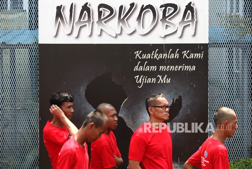 Warga binaan bersiap mengikuti program Therappeutic Community (TC) di Lapas Narkotika Jakarta, Jakarta, Selasa (10/5).  (Republika/ Rakhmawaty La'lang)