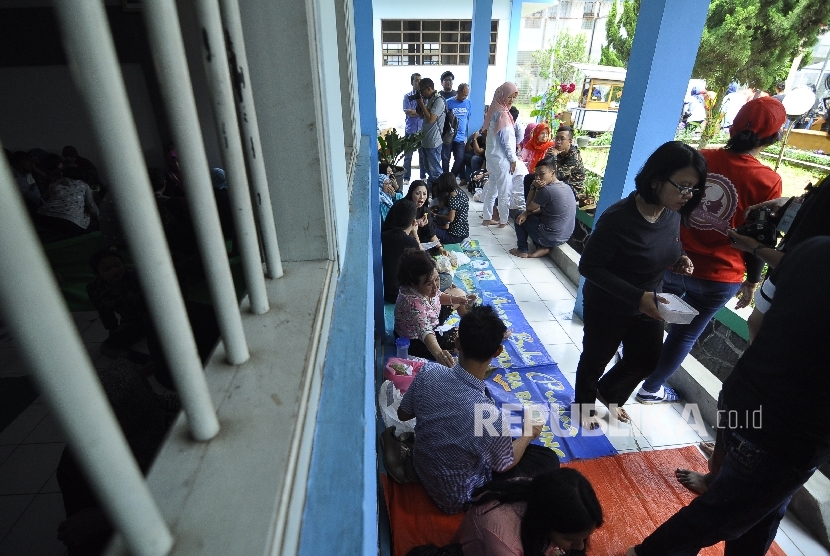 Suasana di Lapas Sukamiskin, Jawa Barat saat warga binaan dan keluarga masing-masing berkumpul bersama 
