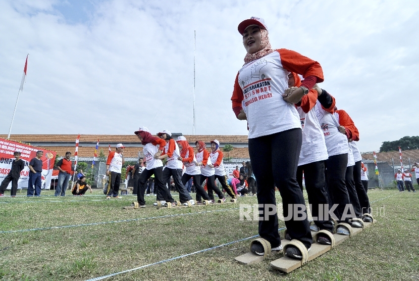 Warga binaan dan petugas lapas mengikuti lomba terompah panjang menyambut HUT ke-71 Kemerdekaan RI, di Lapas Sukamiskin, Kota Bandung Senin (15/8).