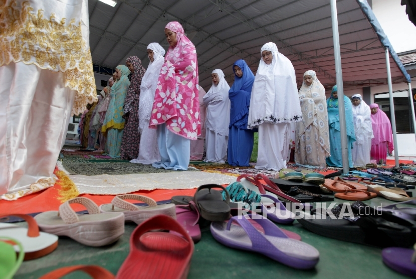   Warga binaan dan petugas lapas menjalankan Shalat Idul Adha 1438H berjamaah di lapangan Lapas Perempuan Kelas IIA Pondok Bambu, Jakarta, Jumat(1/9).