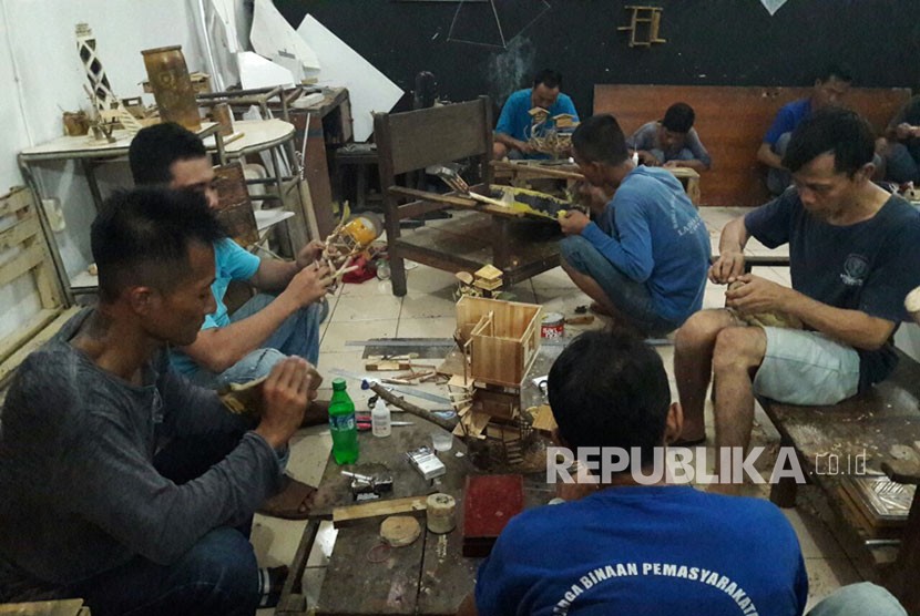 Warga binaan di Lapas Narkotika Cirebon membuat kursi rotan (Ilustrasi)