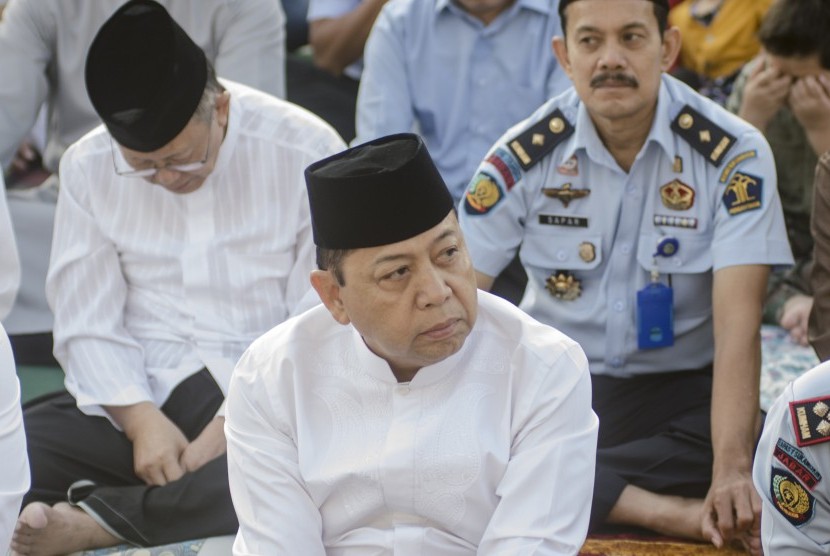 Warga binaan kasus korupsi Setya Novanto (tengah) mendengarkan ceramah saat melasanakan shalat idulfitri 1440 Hijriah di Lapas Sukamiskin, Bandung, Jawa Barat, Rabu (5/6/2019). 