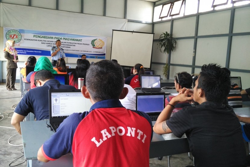 Warga binaan lapas kelas II A Pontianak mengikuti pelatihan desain grafis yang diberikan AMIK BSI Pontianak.   