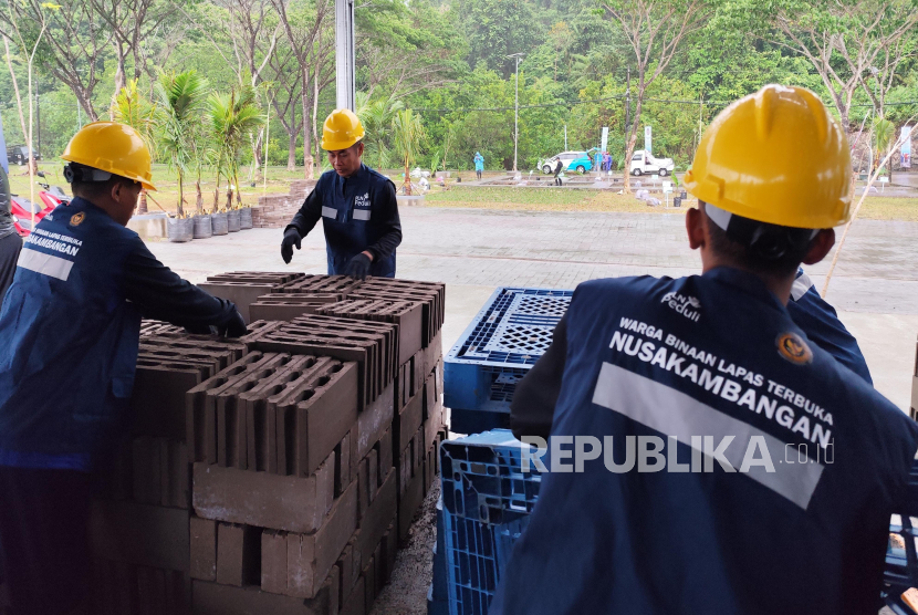 Warga Binaan Lapas Nusakambangan menjemur tumpukan batako yang baru saja selesai dicetak di Workshop FABA PLN. Melalui program pemberdayaan komunitas, FABA dimanfaatkan menjadi sumber daya yang potensial dalam pembangunan infrastruktur dan mendukung konsep sirkular ekonomi kerakyatan.