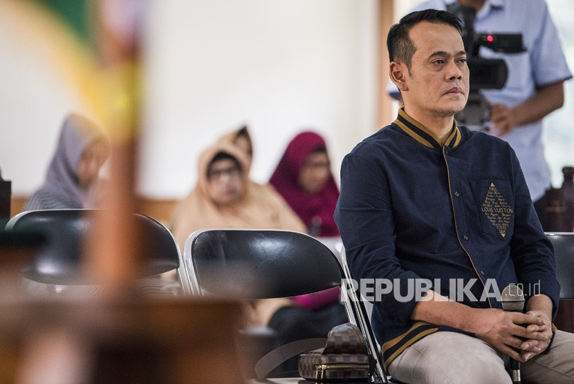 Warga binaan Lapas Sukamiskin yang juga terdakwa kasus suap kepada mantan Kalapas Sukamiskin Wahid Husen, Fahmi Darmawansyah menjalani sidang perdana di PN Bandung, Jawa Barat, Rabu (12/12/2018).