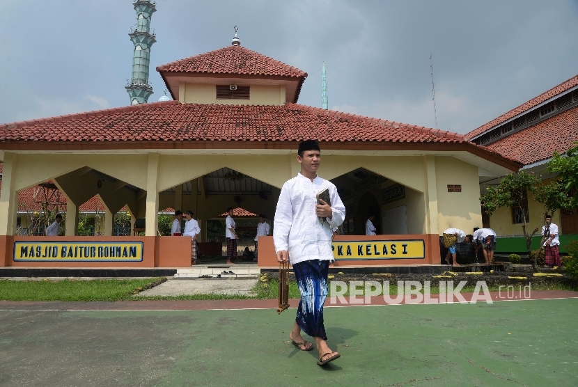 Warga binaan Lembaga Permasyarakatan Anak Pria bersiap mengikuti Kajian Ramadhan di LP Anak Pria, Kota Tangerang, Banten, Senin (12/6).