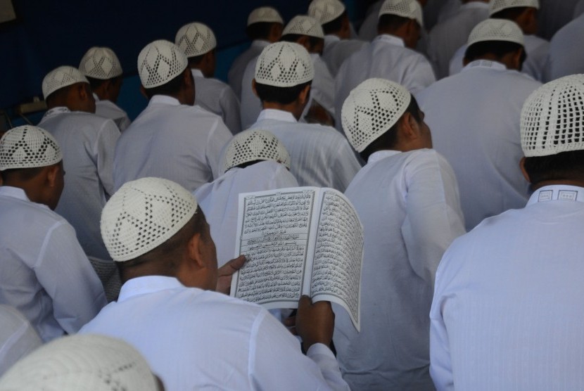 Warga binaan membaca Alquran pada acara gerakan khatam Alquran (Ilustrasi)
