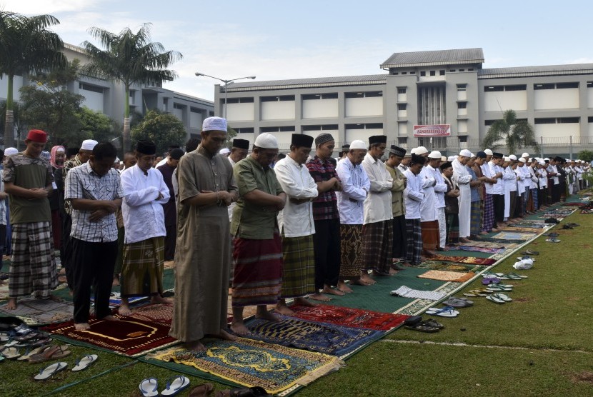 Warga binaan mengikuti salat Idul Fitri di Lapangan Rutan Cipinang, Jakarta, Ahad (25/6).