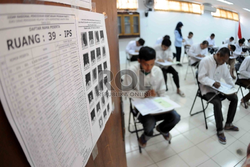 Warga binaan menjalani Ujian Nasional pendidikan kesetaraan melalui program kejar paket C di Lembaga Pemasyarakatan Cipinang, Jakarta Timur, Senin (13/4).(Republika/Agung Supriyanto)