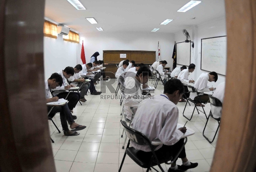 Warga binaan menjalani Ujian Nasional pendidikan kesetaraan melalui program kejar paket C di Lembaga Pemasyarakatan Cipinang, Jakarta Timur, Senin (13/4).(Republika/Agung Supriyanto)