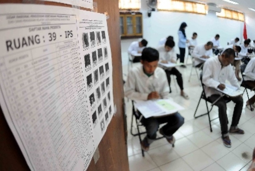 Warga binaan menjalani Ujian Nasional program kejar paket C di Lapas Cipinang, Jakarta Timur, Senin (13/4).