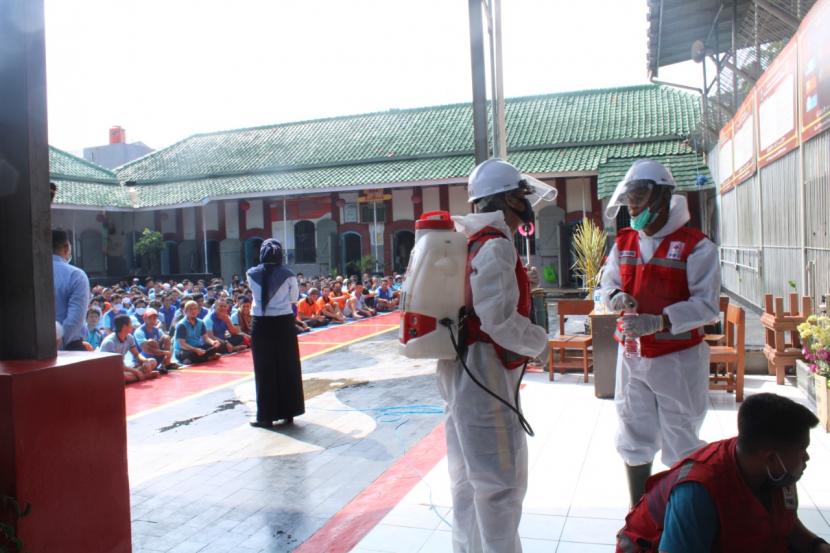 Warga binaan pemasyarakatan (WBP) Lapas Kelas IIB Sukabumi mengikuti sosialisasi perilaku hidup bersih dan sehat (PHBS) yang digelar PMI Kota Sukabumi, Selasa (23/6). 
