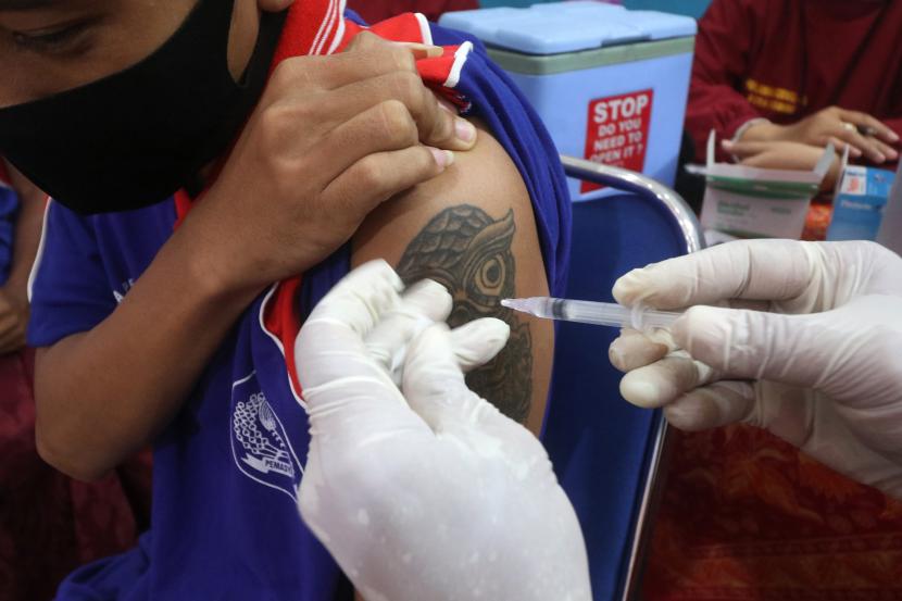 Warga Binaan Pemasyarakatan (WBP) mendapatkan suntikan vaksin COVID-19 di Lapas Kelas IIA Kediri, Kota Kediri, Jawa Timur, Selasa (7/9/2021). Lapas Kelas IIA Kediri bekerjasama dengan Dinas Kesehatan daerah setempat menyelenggarakan vaksinasi untuk 200 WBP sebagai upaya mengendalikan COVID-19. 