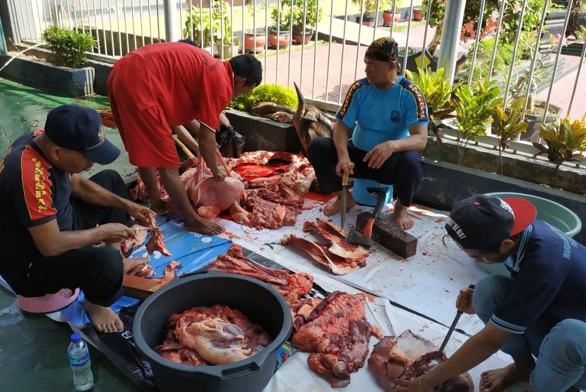 Warga binaan Rutan Balikpapan memotong dan mengelola daging hewan kurban yang disalurkan BMH.