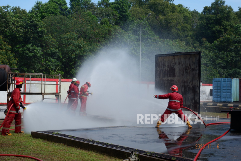Warga Bintan Utara mendapatkan pelatihan menghadapi bahaya api yang digelar PT Pertamina Energy Terminal di Tanjung Uban, Bintan Utara, belum lama ini.